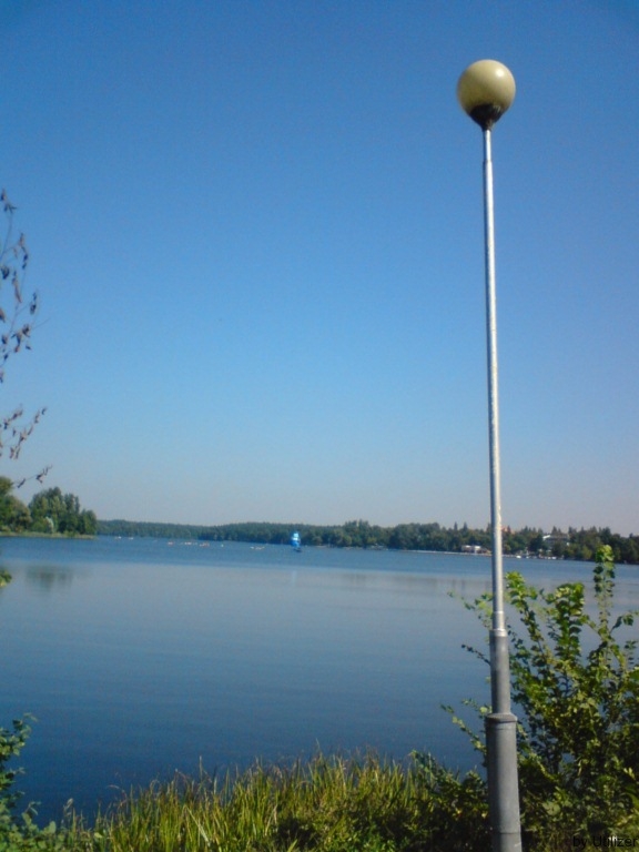 Kule na promenadzie przy jeziorze Durowskim