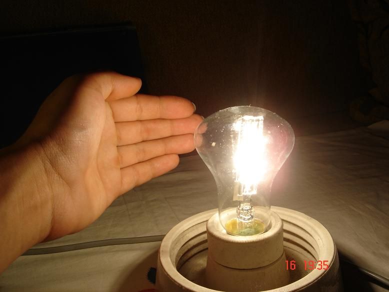 Zdjęcie ręki oświetlanej różnymi źródłami światła.