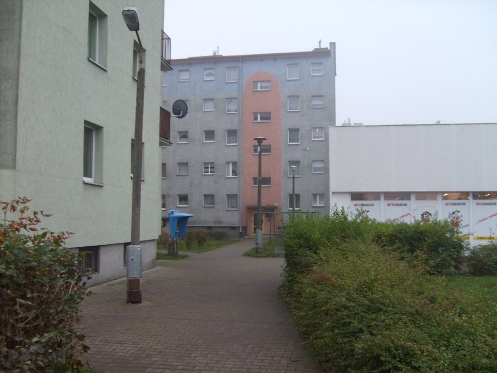 Słupy z kamizelką ochronną