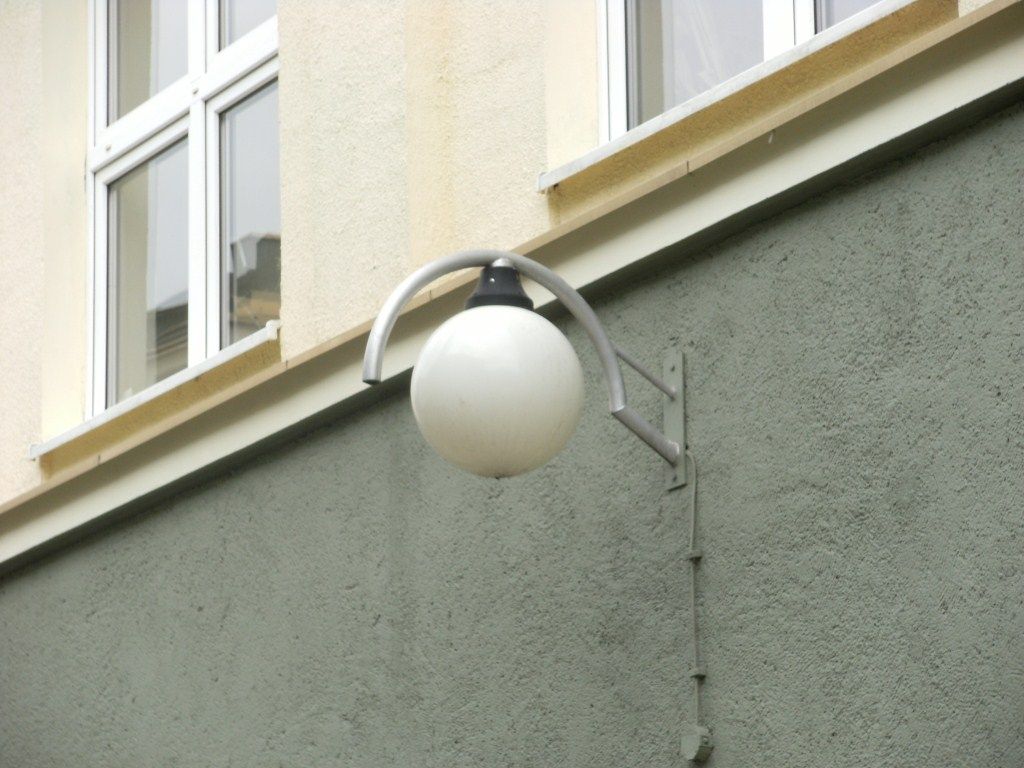 085