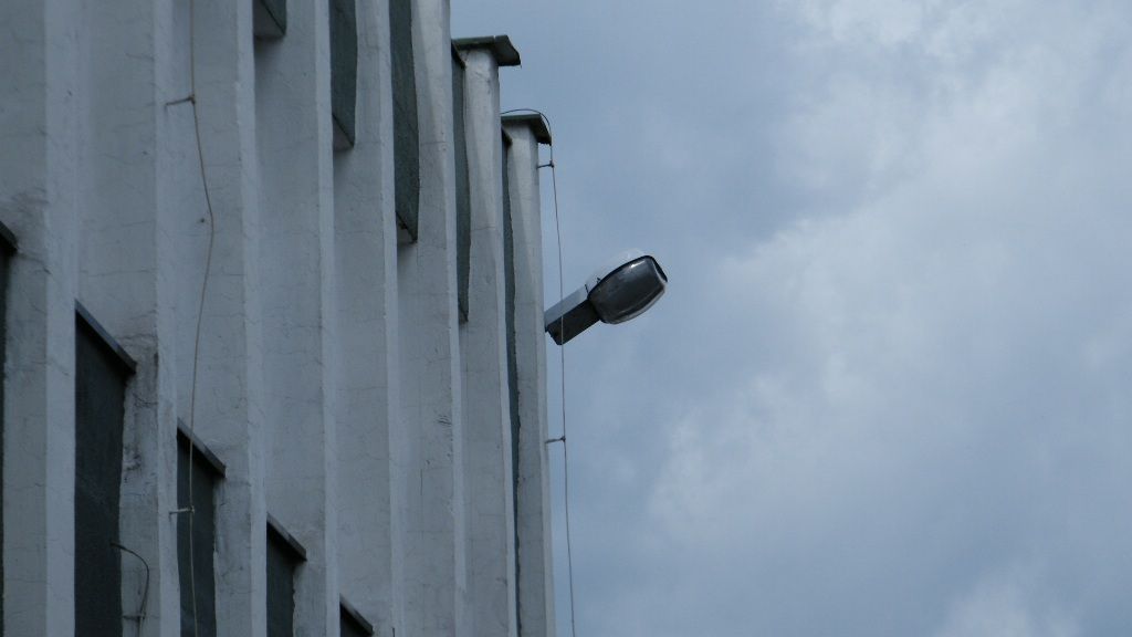 Strada wisząca na budynku