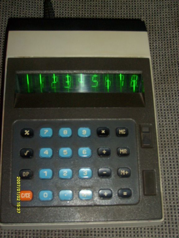 Kalkulator ELwro 143 z 1979 roku.
