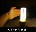 Zdjęcie ręki oświetlanej różnymi źródłami światła.